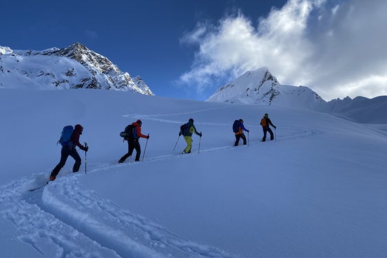 Agli escursionisti con ciaspole e sci l’invito a un comportamento rispettoso per non allarmare e indebolire la fauna selvatica durante lo svernamento. (Foto: ASP/Ulrich Veith AVS)