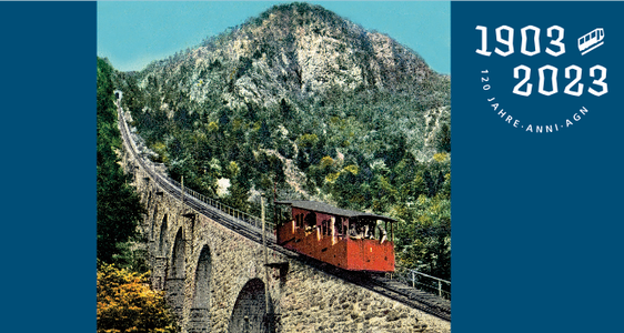 Plakat mit einem historischen Bild der Mendelbahn: So wird das 120-Jahr-Jubiläum der steilsten und längsten Standseilbahn Europas kundgemacht. (Foto: Südtiroler Transportstrukturen AG- Sta)