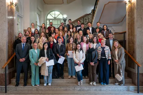 Il direttore generale Alexander Steiner (primo da sinistra) e l'assessora provinciale al Personale Magdalena Amhof (seconda da sinistra) con i dipendenti e le dipendenti che hanno completato le 60 ore di formazione di base per lavorare nell'Amministrazione provinciale. (Foto: USP/Fabio Brucculeri)