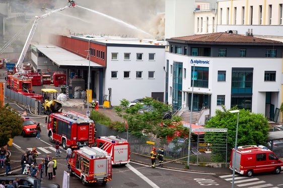 Großeinsatz beim Großbrand am Bozner Mitterweg am heutigen Vormittag. (Foto: LPA/Fabio Brucculeri)