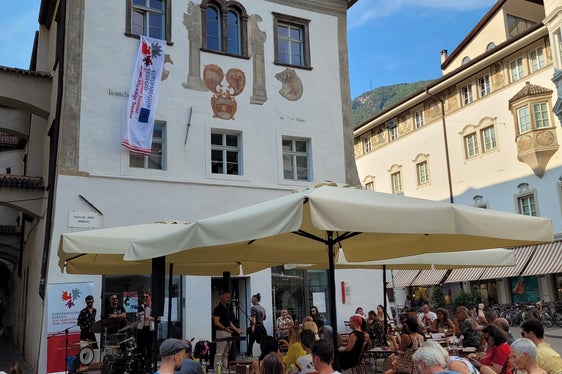 Das Waaghaus am Bozner Kornplatz ist Sitz der Europaregion und Veranstaltungsort der Euregio-Kultur-Donnerstage. (Foto: LPA/Euregio/Armin Gluderer)