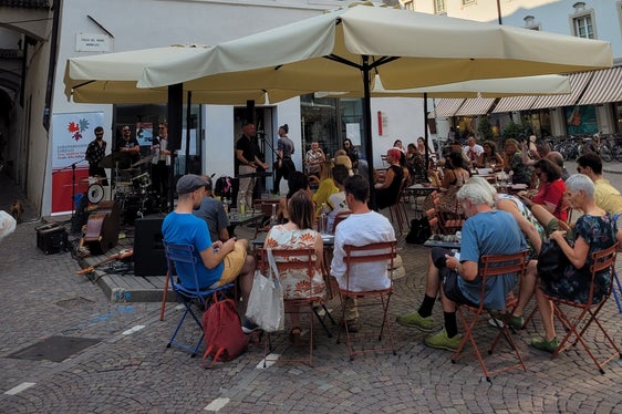 Una suggestiva immagine di Casa della Pesa a Bolzano, sede dell’Ufficio comune dell'Euregio. (Foto: ASP/Euregio)