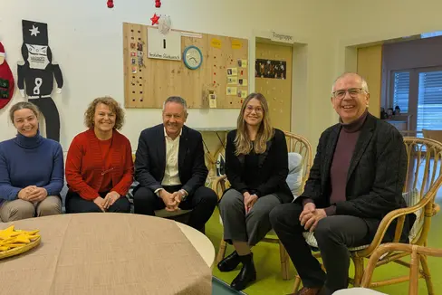 Stippvisite im KIMM in Kardaun (v.l.n.r.): Amtsdirektorin Verena Moser, Landesrätin Rosmarie Pamer, der Präsident der Bezirksgemeinschaft Salten-Schlern Albin Kofler, KIMM-Leiterin Isabell Pardeller und der Direktor der Sozialdienste der Bezirksgemeinschaft Salten-Schlern Thomas Dusini. (Foto: LPA/Hannes Wisthaler)