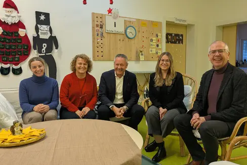 Al laboratorio KIMM di Cardano (da sinistra) la direttrice Verena Moser, l'assessora Rosmarie Pamer, il presidente della Comunità comprensoriale Salto-Sciliar Albin Kofler, la direttrice del KIMM Isabell Pardeller e il direttore dei Servizi sociali della Comunità comprensoriale Salto-Sciliar Thomas Dusini (Foto: USP/Hannes Wisthaler)