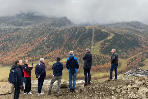 Mit enormem Aufwand realisiert und gleichzeitig landschaftsschonend in die Landschaft eingebettet: Landeshauptmann Arno Kompatscher (Zweiter von rechts) sprach bei der Besichtigung des Lawinenablenkdamms in Schnals allen am Bau Beteiligten ein großes Kompliment aus. (Foto: LPA/Cecilia Miribung)