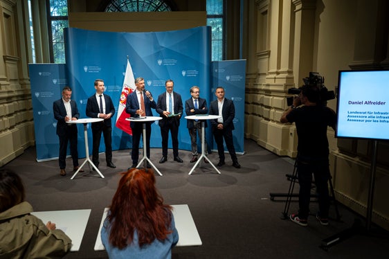 Alle Beteiligten bekräftigten ihre Bereitschaft, die Zusammenarbeit weiter zu intensivieren, um die Qualität des Bahnverkehrs in den kommenden Jahren schrittweise zu verbessern. Auf dem Foto von links: STA-Generaldirektor Joachim Dejaco, Ressortdirektor Martin Vallazza, Mobilitätslandesrat Daniel Alfreider, der Regionaldirektor Trentino-Südtirol von Trenitalia, Roger Hopfinger, der Direktor der Bahnsparte von SAD, Maurizio Chiusa, sowie der Verantwortliche für Verkehrsmanagement und Fahrplanung von RFI im Bereich Verona, Giuseppe D’Annunzio. (Foto: LPA/Fabio Brucculeri)