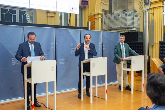 Gli assessori Marco Galateo (nella foto a sinistra), Philipp Achammer (al centro) e Daniel Alfreider hanno espresso la loro soddisfazione per l'aumento di 200 unità nell'organico delle scuole della provincia di Bolzano. (Foto: USP/Fabio Brucculeri)