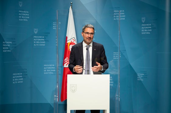 Landeshauptmann Kompatscher bei der heutigen Pressekonferenz (Foto: LPA/Fabio Brucculeri)