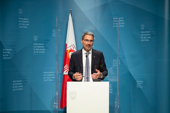 Landeshauptmann Kompatscher bei der heutigen Pressekonferenz (Foto: LPA/Fabio Brucculeri)