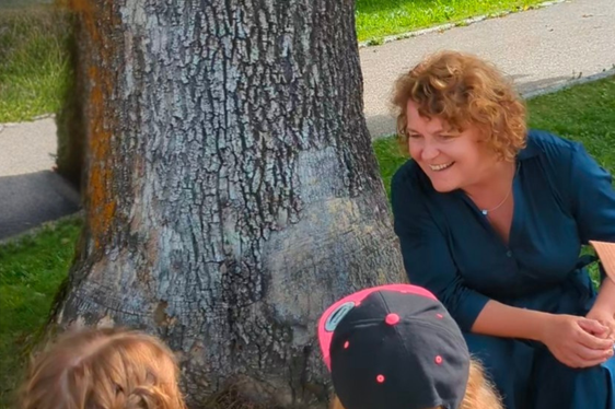 Kinder und Familien unterstützen auf allen Ebenen, dazu ruft Familienlandesrätin Rosmarie Pamer auf und spricht sich dafür aus, dass es vor Ort starke, informierte und selbstsichere Familienreferentinnen und -referenten braucht. (Foto: LPA/Hannes Wisthalter)