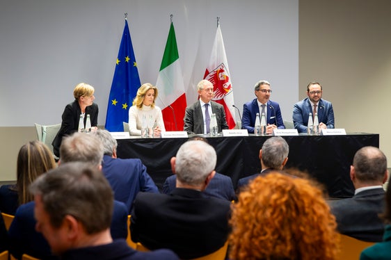 Im NOI Techpark tauschte sich Minister Urso (3.v.l.) mit Vetreterinnen und Vertretern der lokalen Wirtschaft und der Forschungseinrichtungen aus. Neben Urso am Podium: Manuela Defant (1.v.l.), Evelyn Kirchmaier (2.v.l.), Landeshauptmann Kompatscher (2.v.r.) und Wirtschaftslandesrat Marco Galateo (1.v.r.). (Foto: LPA/Fabio Brucculeri)