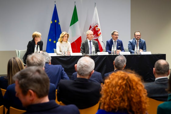 Da sinistra la direttrice della Ripartizione Economia Manuela Defant, la direttrice generale di Markas Italia e vicepresidente di Confindustria Alto Adige Evelyn Kirchmaier, il ministro Urso, il presidente Kompatscher e il vicepresidente Galateo. (Foto: ASP/Fabio Brucculeri)