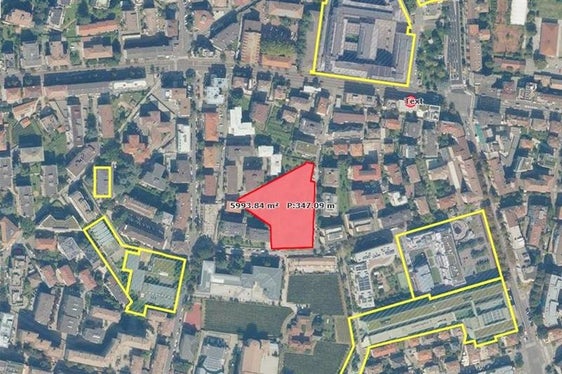 Weiters wird im Dokument auch das Vorgehen bezüglich des ehemaligen Militärgeländes im Neubruchweg geregelt: Das Land übernimmt die Asbestsanierung sowie das Verfahren zur Übernahme des Geländes, während die Gemeinde ein Projekt zur Umgestaltung in eine öffentlich zugängliche Grünfläche mit Räumen für kulturelle und vereinsbezogene Freizeitaktivitäten ausarbeitet. (Foto: LPA)