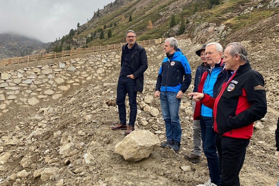Besichtigung des Lawinenablenkdamms in Schnals (von links): Landeshauptmann und Bevölkerungsschutzlandesrat Arno Kompatscher, Bauleiter Martin Eschgfäller, der Präsident der Schnalstaler Gletscherbahnen AG Michl Ebner und der Bürgermeister der Gemeinde Schnals Karl Josef Rainer (Foto: LPA/Cecilia Miribung)
