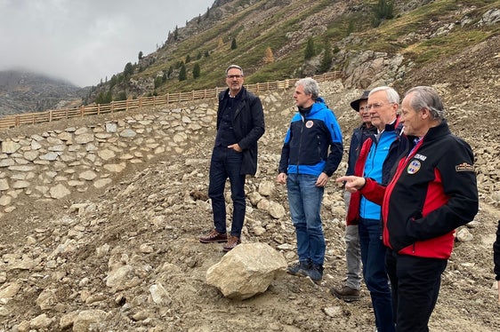 Besichtigung des Lawinenablenkdamms in Schnals (von links): Landeshauptmann und Bevölkerungsschutzlandesrat Arno Kompatscher, Bauleiter Martin Eschgfäller, der Präsident der Schnalstaler Gletscherbahnen AG Michl Ebner und der Bürgermeister der Gemeinde Schnals Karl Josef Rainer (Foto: LPA/Cecilia Miribung)