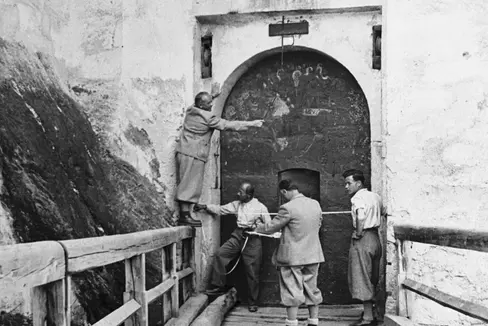 Membri della commissione culturale (Kulturkommission) durante la misurazione del portale di Castel Rodengo (1940/41) (Foto: Archivio Provinciale, Sammlung Option, Nr. 10524)