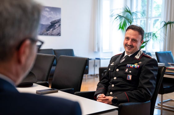 Oberst Alessandro D’Errico betonte bei seinem Gespräch mit Landeshauptmann Arno Kompatscher, Südtirol sei ein besonderes Gebiet, das er stets mit Bewunderung betrachtet habe und er sei hoch motiviert, zum Wohl der Bevölkerung zu arbeiten. (Foto: LPA/Fabio Brucculeri)
