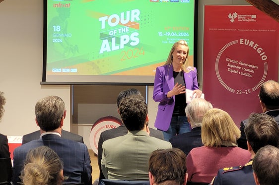 Karin Gschnitzer, Euregio-Kommunikationsverantwortliche, moderierte die Team-Vorstellung gemeinsam mit David Evangelista. (Foto: Euregio/Armin Gluderer)