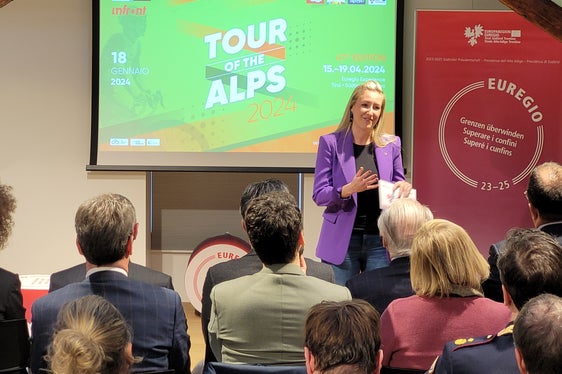 Karin Gschnitzer, Euregio-Kommunikationsverantwortliche, moderierte die Team-Vorstellung gemeinsam mit David Evangelista. (Foto: Euregio/Armin Gluderer)