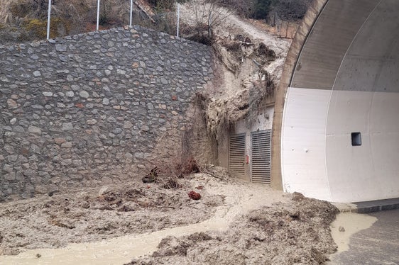 Uno dei primi interventi di manutenzione stradale durante il fine settimana di Pasqua è stato effettuato sulla strada statale per Solda, dove la domenica di Pasqua si era verificato uno smottamento. (Foto: ASP/Ufficio Strade)
