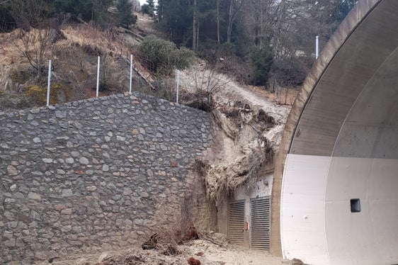 Uno dei primi interventi di manutenzione stradale durante il fine settimana di Pasqua è stato effettuato sulla strada statale per Solda, dove la domenica di Pasqua si era verificato uno smottamento. (Foto: ASP/Ufficio Strade)