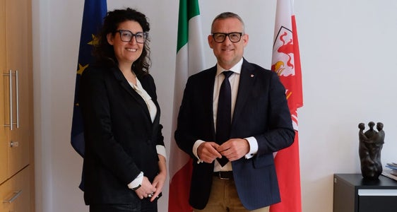Die Präsidentin Südtiroler Sektion des italienischen Handels- und Dienstleistungsverbands Confesercenti, Elena Bonaldi Messina und Hochbaulandesrat Christian Bianchi (Foto: LPA/Gianluca Crocco)