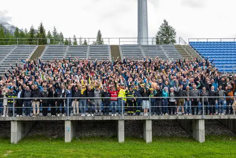 Zahlreiche freiwillige Helferinnen und Helfer der Winterspiele 2026 kamen am 6. Juni nach Antholz zur Dankesfeier. (Foto: LPA/Othmar Seehauser)