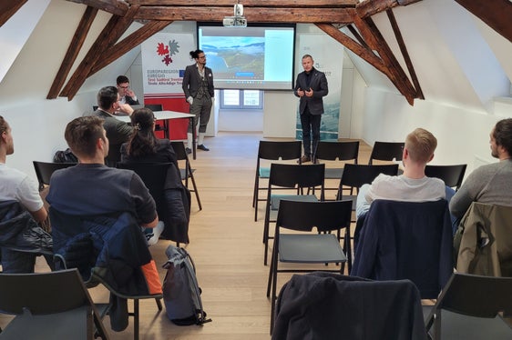 Christoph von Ach dell’Euregio ha dato il benvenuto ai partecipanti, alla sua sinistra Simon Mariacher (Foto: Euregio/Armin Gluderer)