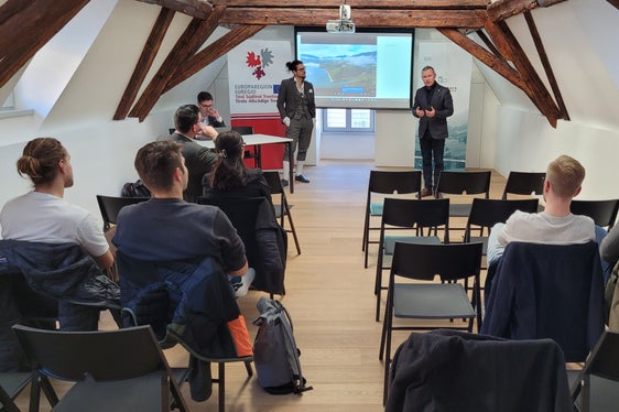 Christoph von Ach dell’Euregio ha dato il benvenuto ai partecipanti, alla sua sinistra Simon Mariacher (Foto: Euregio/Armin Gluderer)
