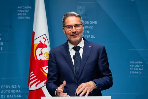 Landeshauptmann Arno Kompatscher erläuterte am 7. Juli im Gesetzgebungsausschuss des Landtags die Gesetzentwürfe zur konsolidierten Rechnungslegung und zum Nachtragshaushalt 2026. (Foto: LPA/Fabio Brucculeri)