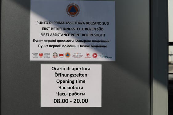 Öffnungszeiten im Erst-Betreuungszentrum für Flüchtlinge aus der Ukraine in Bozen Süd (Foto: LPA/Maja Clara)