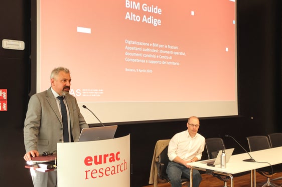 Dopo lunghi preparativi, possiamo ora entrare nella fase operativa, ha annunciato Alexander Steiner, direttore generale della Provincia autonoma di Bolzano, all'Eurac. Dal 2022, la Provincia autonoma di Bolzano sta lavorando per fornire a tutti gli enti pubblici una piattaforma e degli standard uniformi per la realizzazione di progetti edilizi con la metodologia BIM. (Foto: USP/Ursula Pirchstaller)