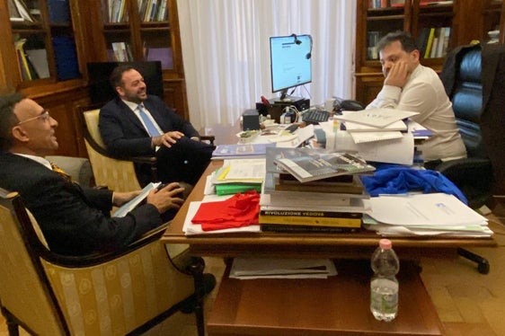 Bei einem Treffen in Rom hoben der Direktor der Abteilung Italienische Kultur Antonio Lampis (von links), der Stellvertretende Landeshauptmann Marco Galateo gegenüber Emanuele Merlino, Leiter des Technischen Sekretariats des Kulturministeriums, die Besonderheiten der italienischen Kultur in Südtirol hervor. (Foto: LPA)