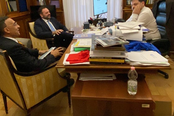 Bei einem Treffen in Rom hoben der Direktor der Abteilung Italienische Kultur Antonio Lampis (von links), der Stellvertretende Landeshauptmann Marco Galateo gegenüber Emanuele Merlino, Leiter des Technischen Sekretariats des Kulturministeriums, die Besonderheiten der italienischen Kultur in Südtirol hervor. (Foto: LPA)