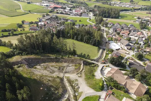 Das Landesamt für Wildbach- und Lawinenverbauung Nord hat durch mehrere Baumaßnahmen den Hochwasserschutz im Trenserbach erhöht: im Bild links ersichtlich die Rückhaltesperre aus dem Jahr 2020 und unterhalb davon die neue Künette. (Foto: LPA/Landesamt für Wildbach- und Lawinenverbauung Nord/Thomas Hasler)