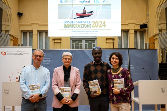 Presentati oggi i dati più importanti sull'immigrazione 2024 con (da sinistra) Matthias Oberbacher, Michela Morandini, Fernando Biague e Daniela Zambaldi (Foto: USP/Fabio Brucculeri)