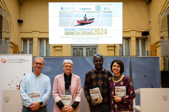 Stellten heute die wichtigsten Daten zur Einwanderung 2024 vor: (von links) Matthias Oberbacher, Michela Morandini, Fernando Biague und Daniela Zambaldi. (Foto: LPA/Fabio Brucculeri)