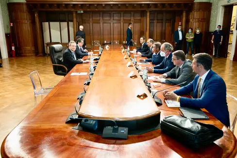 L'assessore e vicepresidente della Giunta provinciale Daniel Alfreider (primo da destra) all'incontro con il presidente del Consiglio dei Ministri, Mario Draghi