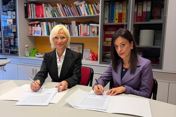 La firma dell'accordo tra la dirigente del CTS Einaudi di Bolzano Nicoletta Rizzoli (nella foto a sinistra) e la dirigente delle Scuole Filzi di Laives Emanuela Scicchitano. (Foto: USP)