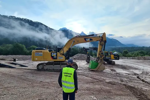 Die Wildbacharbeiter sind nach der Mure im Ciamaorbach in Enneberg mit Vorarbeiter Heinz Baumgartner im Einsatz, vier Bagger räumen die rund 15.000 bis 20.000 Kubikmeter Material. (Foto: LPA/Landesamt für Wildbach- und Lawinenverbauung Ost in der Agentur für Bevölkerungsschutz)