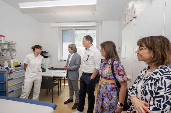 Beim Rundgang durchs Gemeinschaftshaus hat Gesundheitslandesrat Hubert Messner (zweite von rechts) auch mit mehreren Mitarbeitenden gesprochen, so auch im Ambulatorium für kleinere Dringlichkeiten mit der Ärztin Gina Isabelle Caldi (erste von rechts). Mit dabei waren auch Bürgermeister Andreas Jungmann (dritter von rechts), Sanitätskoordinatorin Christine Troi (vierte von rechts) und die Bezirksdirektorin des Sanitätsbetriebs Elisabeth Montel. (Foto: LPA/Othmar Seehauser)
