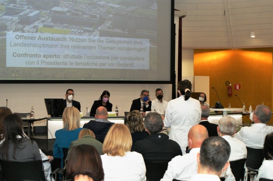 Beim Treffen konnten die anwesenden Mitarbeiterinnen und Mitarbeiter ihre Anliegen vorbringen und mit dem Landeshauptmann diskutieren. (Foto: Südtiroler Sanitätsbetrieb)