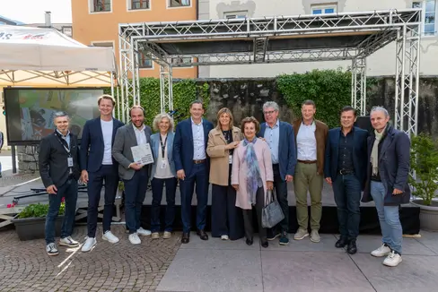 Beim Tag der Offenen Tür im Jugendhaus Kassianeum in der Brunogasse in Brixen haben Mitarbeiterinnen und Mitarbeiter, Wegbegleiterinnen und Wegbegleiter sowie Gäste aus Politik, Verwaltung und Jugendeinrichtungen gemeinsam auf die bewegte Geschichte des Vereins zurückgeblickt gefeiert, was ihn ausmacht: Nähe, Vielfalt und Vertrauen. (Foto: LPA/Ingrid Heiss)