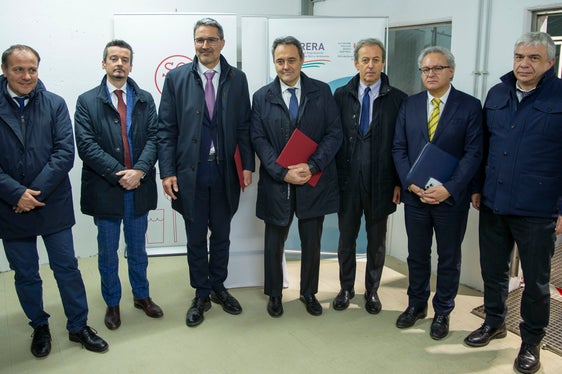A Bolzano la firma sul protocollo d'intesa che punta a garantire stabilità ai gestori e agli utenti del servizio idrico integrato del territorio altoatesino. Nella foto (da sinistra) l'assessore Vettorato, Andrea Guerrini (collegio di Arera), il presidente altoatesino, Kompatscher, il presidente di Arera, Besseghini, il segretario generale di Arera, Roberto Malaman, il segretario generale della Provincia di Bolzano, Eros Magnago, e il capo della divisione Ambiente di Arera, Lorenzo Bardelli (Foto: ASP/Fabio Brucculeri)
(Foto: ASP/Fabio Brucculeri)