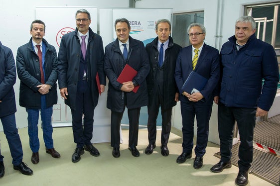 Nahmen an der Unterzeichnung des Einvernehmensprotokolls zu den Wassersystemen teil: (v. l.) Landesrat Vettorato, Andrea Guerrini (Arera), Landeshauptmann Kompatscher, Arera-Präsident Besseghini, Arera-Generalsekretär Roberto Malaman, Generalssekretär Eros Magnago und Arera-Umweltabteilungschef Lorenzo Bardelli (Foto: LPA/Fabio Brucculeri)