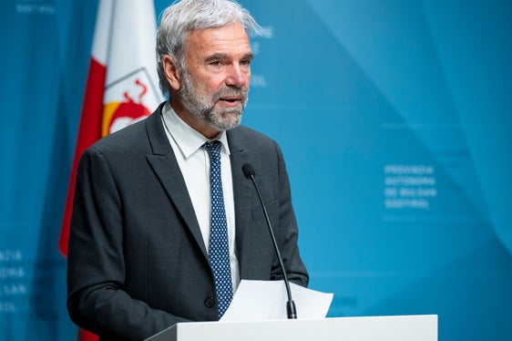 Besorgter Blick in die Wälder: Landesrat Arnold Schuler. 120 Millionen Euro wurden in den letzten fünf Jahren in die Gesundheit des Waldes investiert, 50 Millionen Euro davon allein in die Bekämpfung des Borkenkäfers (Foto: LPA/Fabio Brucculeri)