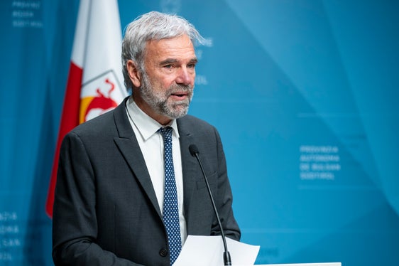 Besorgter Blick in die Wälder: Landesrat Arnold Schuler. 120 Millionen Euro wurden in den letzten fünf Jahren in die Gesundheit des Waldes investiert, 50 Millionen Euro davon allein in die Bekämpfung des Borkenkäfers (Foto: LPA/Fabio Brucculeri)