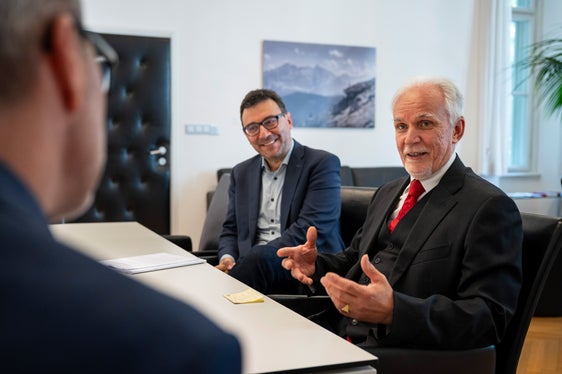 Im Gespräch mit Landeshauptmann Kompatscher haben der Obmann des Südtiroler Volksgruppen-Instituts (SVI), Hugo-Daniel Stoffella, und der wissenschaftliche Leiter des SVI, Paul Videsott, die jüngst in Kraft getretene Autonomiereform gelobt. (Foto: LPA/Fabio Brucculeri)