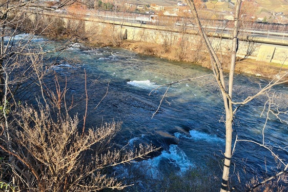 Die Mannschaft der Wildbachverbauung baut Strukturelemente aus Zyklopensteinen, sogenannte Buhnen, in das Flussbett der Falschauer in Lana ein, lagert Schotter um und errichtet ein Niedrigwassergerinne. (LPA/Landesamt für Wildbach- und Lawinenverbauung Süd)