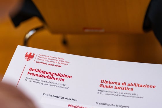 15 Frauen und Männer haben am 23. September das Befähgiungsdiplom als Fremdenführerin oder Fremdenführer erhalten. (Foto: LPA/Greta Stuefer)